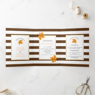 Oranje esdoornbladeren en bruinstroken komen bij h drieluik uitnodiging