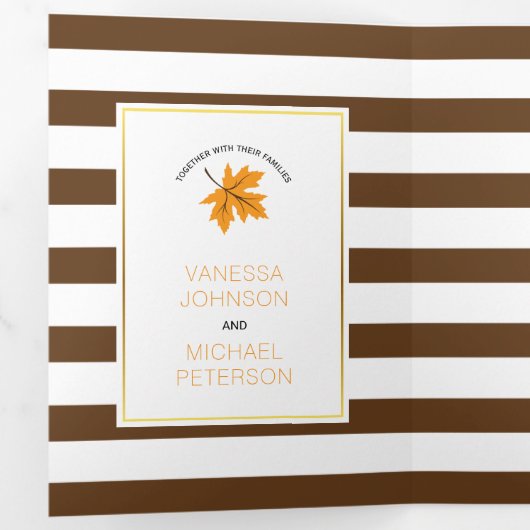 Oranje esdoornbladeren en bruinstroken komen bij h drieluik uitnodiging (Binnenzijde eerst)