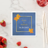 Oranje esdoornbladeren op blauwe trouwerijservette servet (Insitu)