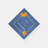 Oranje esdoornbladeren op blauwe trouwerijservette servet (Hoek)