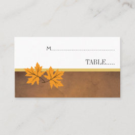 Oranje esdoornbladeren op bruine bruinbruidscoreka plaatskaartje