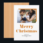 Oranje feestelijke kerstfoto met gebouste typograf feestdagenkaart<br><div class="desc">Vrolijk kerstfeest! Verstuur feestelijke groeten dit kerstseizoen met deze aanpasbare kerstkaart. Het heeft een oranje gewaagd typografie- en patroonpatroon. Personaliseer door een foto,  namen,  jaar en andere details toe te voegen. Deze moderne kerstkaart is ook beschikbaar in een andere vorm.</div>