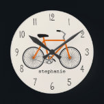 Oranje fietsklok ronde klok<br><div class="desc">Een klok met een afbeelding van een oranje fiets. Personaliseer met jouw naam.</div>