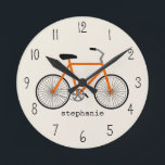 Oranje fietsklok ronde klok<br><div class="desc">Een klok met een afbeelding van een oranje fiets. Personaliseer met jouw naam.</div>