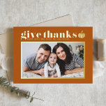Oranje Geef Bedankt Foto Happy Thanksgiving Folie Feestdagenkaart<br><div class="desc">Fijne Thanksgiving! Stuur Thanksgiving groeten aan familie en vrienden met deze aanpasbare foto Thanksgiving kaart. Het is voorzien van retro vet typografie met een pompoen accent. Personaliseer door uw foto's,  namen en andere details toe te voegen. Deze gouden folie Thanksgiving kaart is verkrijgbaar in andere kleuren en cardstock.</div>