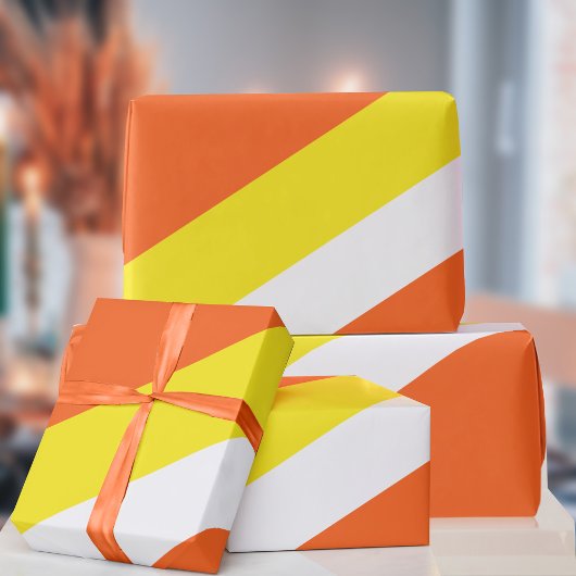 Oranje geel wit gestreepte suikermaïskleuren cadeaupapier