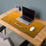Oranje geometrisch meshpatroon monogram bureaumat<br><div class="desc">Monogram Personaliseer met uw aangepaste initiaal en naam. Unieke koele bureaumat voor haar kantoor,  kamer,  werk,  gamekamer.. 
Oranje verloop geometrisch meshpatroon. Subtiel modern ontwerp Elegant en koel driehoekig geometrisch meshverloop.</div>