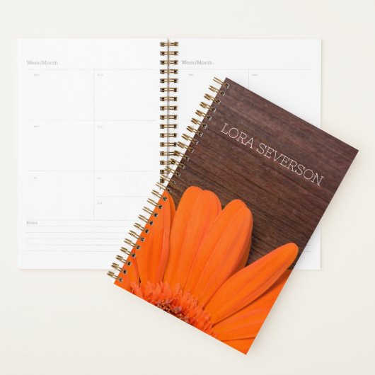 Oranje Gerber Daisy en Rustic Barn Wood Planner (Display)