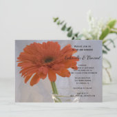 Oranje Gerber Daisy in Vase Wedding Kaart (Staand voorkant)