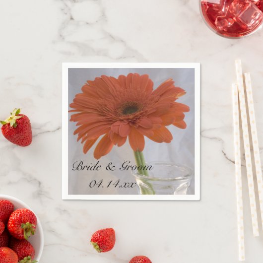 Oranje Gerber Daisy in Vase Wedding Servet (Insitu)