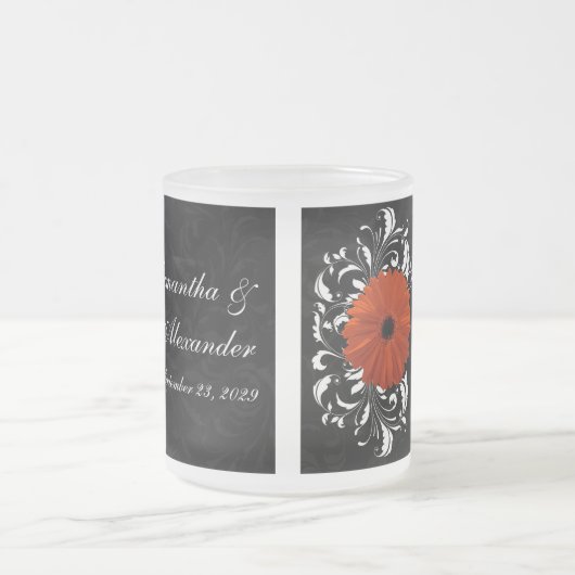Oranje Gerbera Daisy met zwarte en witte scroller Matglas Koffiemok (Center)