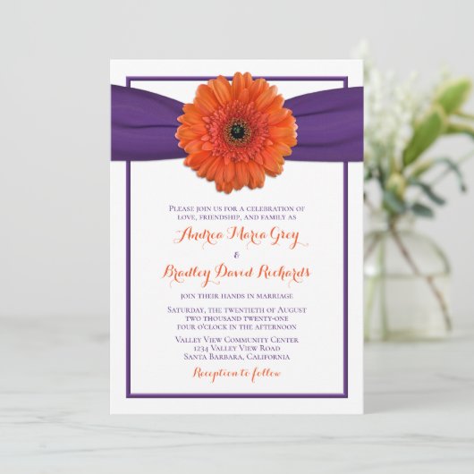 Oranje Gerbera Daisy Paars Wedding Uitnodiging (Staand voorkant)