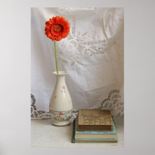 Oranje gerbera en oude boeken poster