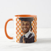 Oranje geruite aangepaste portret heren afstuderen mok (Links)