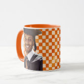 Oranje geruite aangepaste portret heren afstuderen mok (Voorkant links)
