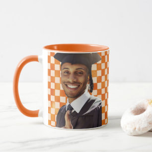 Oranje geruite aangepaste portret heren afstuderen mok