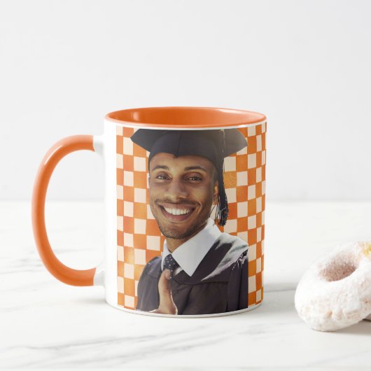 Oranje geruite aangepaste portret heren afstuderen mok (Met donut)