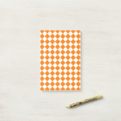 Oranje geruite diamant patroon post-it® notes (Op bureau)