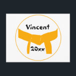 Oranje gordel voor krijgskunst briefkaart<br><div class="desc">Het Briefkaart Martial Arts Oranje Belt kan gepersonaliseerd zijn en bedrukt worden met de naam van uw artiest en het jaar van hun prestatie. Deze aangepaste sportkaart biedt een orangebelt-ontwerp met een witte achtergrond.</div>