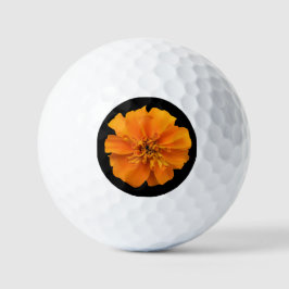 Oranje goudsbloem op zwarte achtergrond golfballen