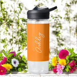 Oranje handgeschreven tekst Elegant Waterfles<br><div class="desc">Oranje Elegante Waterfles met mogelijkheid om naam toe te voegen met mooie kalligrafietekst. Meer producten met dit ontwerp staan in het onderstaande collectie.</div>