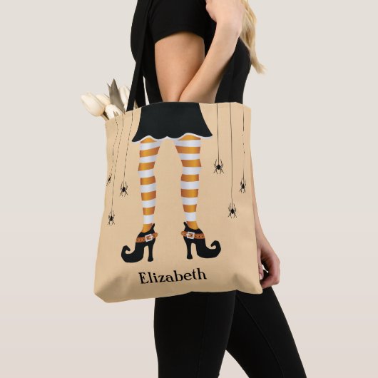 Oranje heksenpoten en spinnen met naam Halloween Tote Bag (Dichtbij)