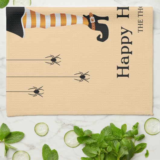 Oranje heksenpoten met een Pet en spinnen Hallowee Theedoek (Gevouwen)