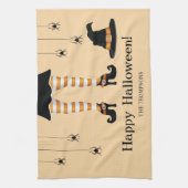 Oranje heksenpoten met een Pet en spinnen Hallowee Theedoek (Verticaal)