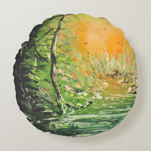 Oranje hemel door het groene bos. rond kussen