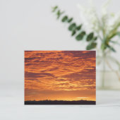 Oranje hemel over berggebied. briefkaart (Staand voorkant)