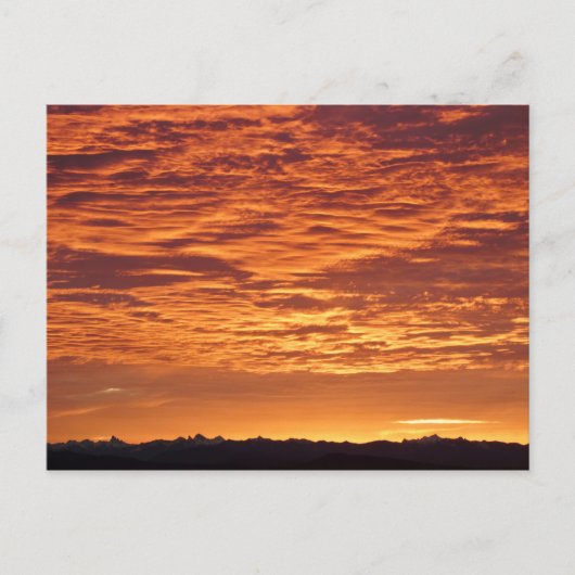 Oranje hemel over berggebied. briefkaart (Voorkant)