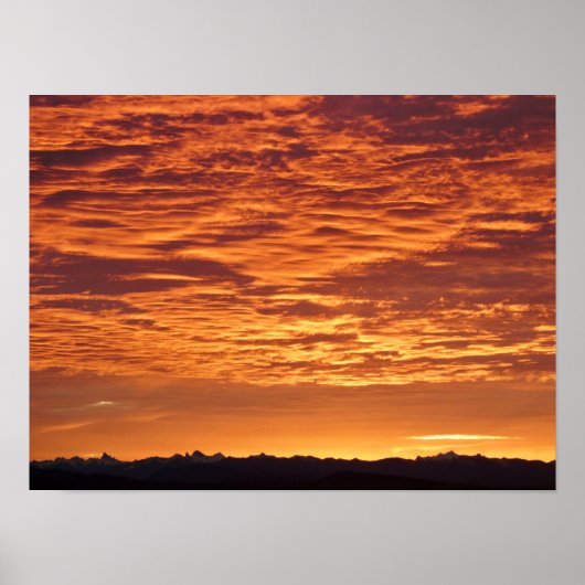 Oranje hemel over berggebied poster (Voorkant)