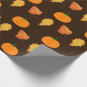 Oranje herfst-bladeren en pompoenen op bruine korf cadeaupapier (Hoek)
