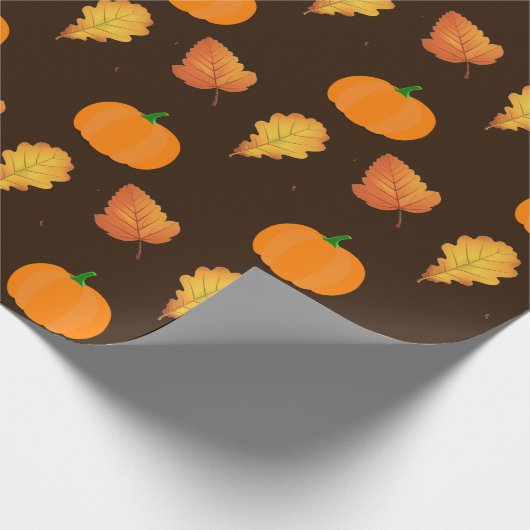 Oranje herfst-bladeren en pompoenen op bruine korf cadeaupapier (Hoek)