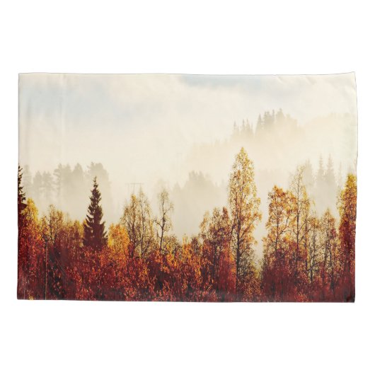 Oranje herfst bos met mist in de ochtend kussensloop (Achterkant)