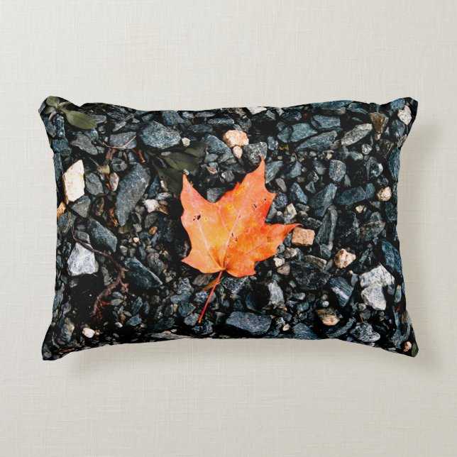 Oranje herfst Leaf op Black Rocks Accent Kussen (Voorkant)