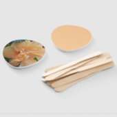 Oranje hibiscus bloem op een handheld ventilator handwaaier (Niet-gemonteerd)