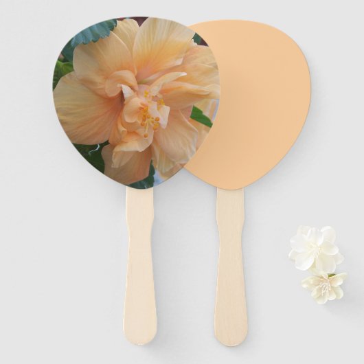 Oranje hibiscus bloem op een handheld ventilator handwaaier (Voorkant en achterkant)