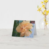 Oranje hibiscus-bloem op een losse inktpatroon kaart (Gele Bloem)