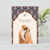 Oranje Ivoor Ikat Punjabi Anand Karaj Sikh Bruilof Kaart (Staand voorkant)
