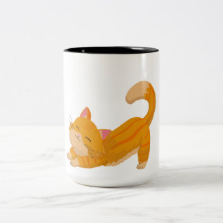 Oranje kat die zich uitrekt tweekleurige koffiemok