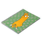 Oranje kat ligt op zijn rug notitieboek (Linkerzijde)