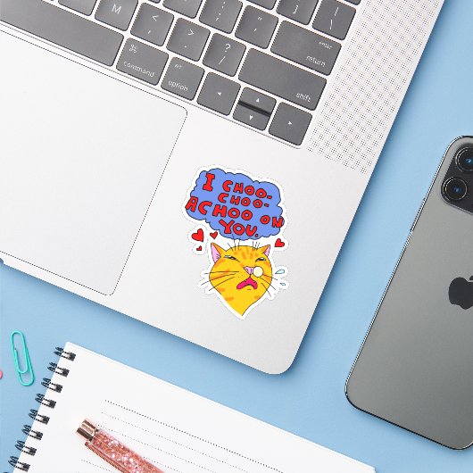 Oranje kat niezen met liefde tekst sticker (Laptop met iPhone)