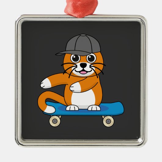 Oranje kat op de Cartoon van het skateboard Metalen Ornament (Voorkant)