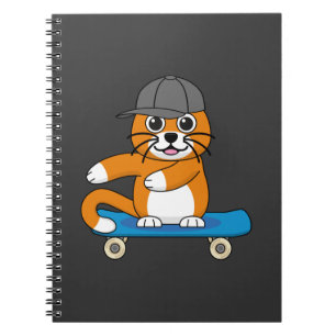 Oranje kat op de Cartoon van het skateboard Notitieboek
