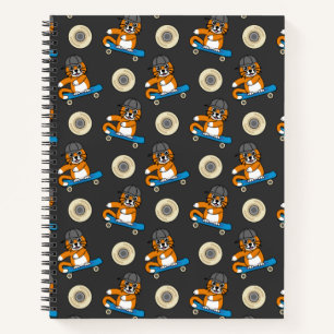 Oranje kat op de Cartoon van het skateboard Notitieboek