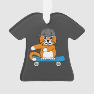 Oranje kat op de Cartoon van het skateboard Ornament