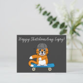 Oranje kat op de Cartoon van het skateboard | Teks Feestdagenkaart (Staand voorkant)