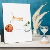Oranje kat tussen pompoenen fotoplaat (Zijkant)