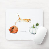 Oranje kat tussen pompoenen muismat (Met muis)